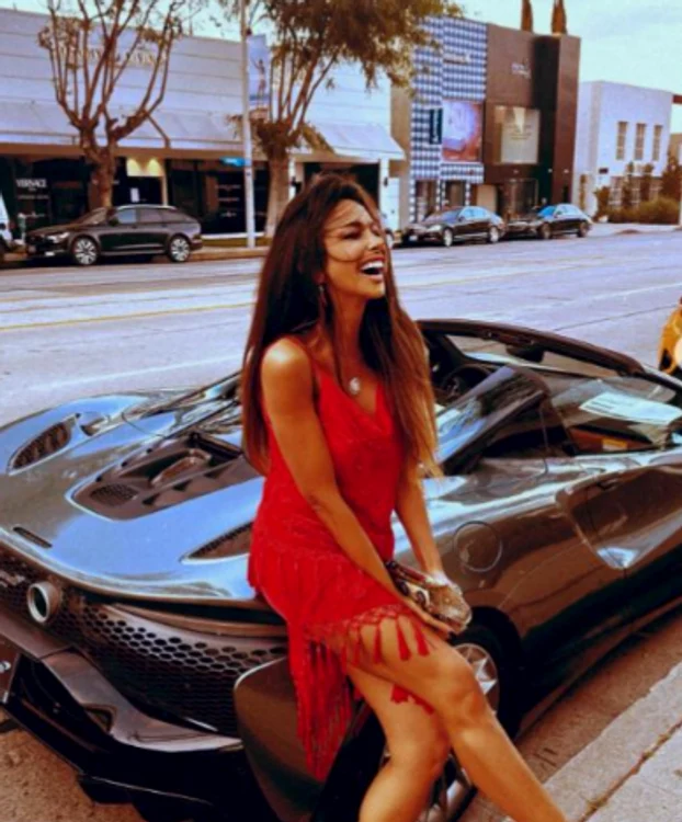 Mădălina Ghenea had photo shoots in Beverly Hills. Photo@officialmadalinaghenea) - Instagram