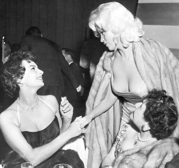 Sophia Loren and Jayne Mansfield in 1957 Photo: X