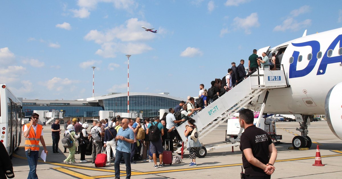 A Romanian aviation company has started operating flights from Bucharest to the capital of Syria. Two women, pilot and co -pilot