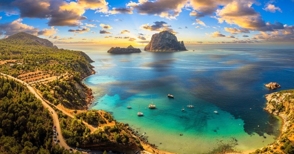 A famous island in Europe, invaded by snakes. Scared tourists cancel their holidays