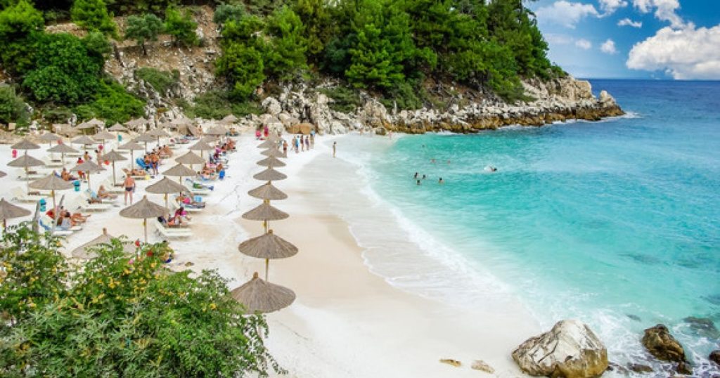 How much the rent of two loungers and a shadow in Thassos came to cost: "Romania was Romanian"