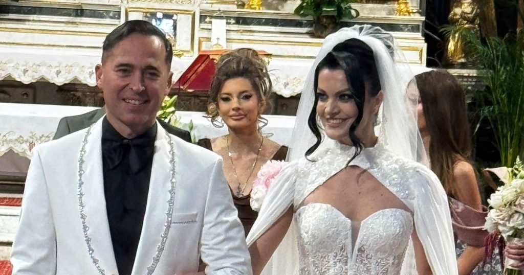 Images from Dinu Maxer's wedding with Magdalena Chihaia: Estainable moment at the exit of the church