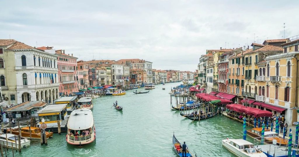 Italy, more and more expensive for tourists: new taxes and restrictions in the big cities. How much does it cost to enter Venice