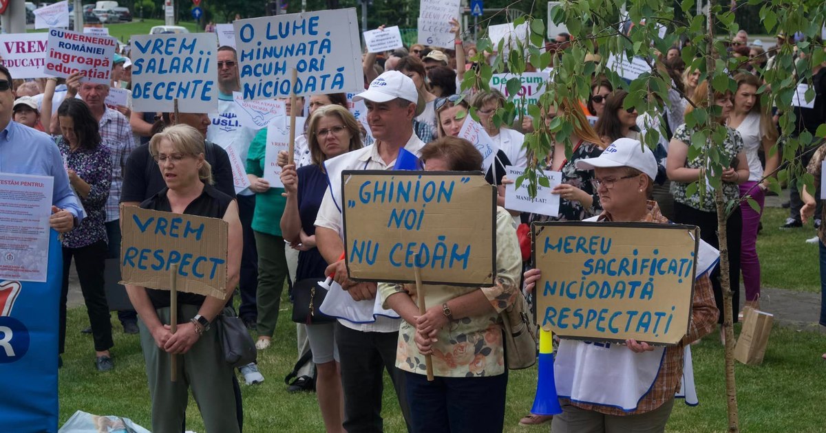 The announcement of the unions: 2,000 teachers will picket the Government and the party offices. Steps and for keeping scholarships