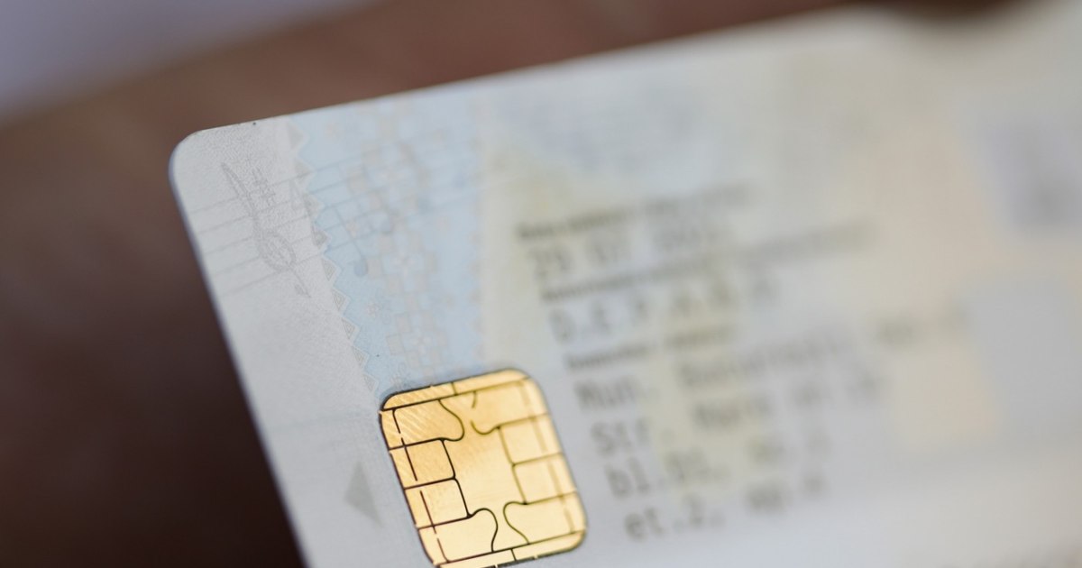 The former minister who negotiated the introduction of the electronic identity card has encountered problems when issuing the new act. "They told me that the law did not change"