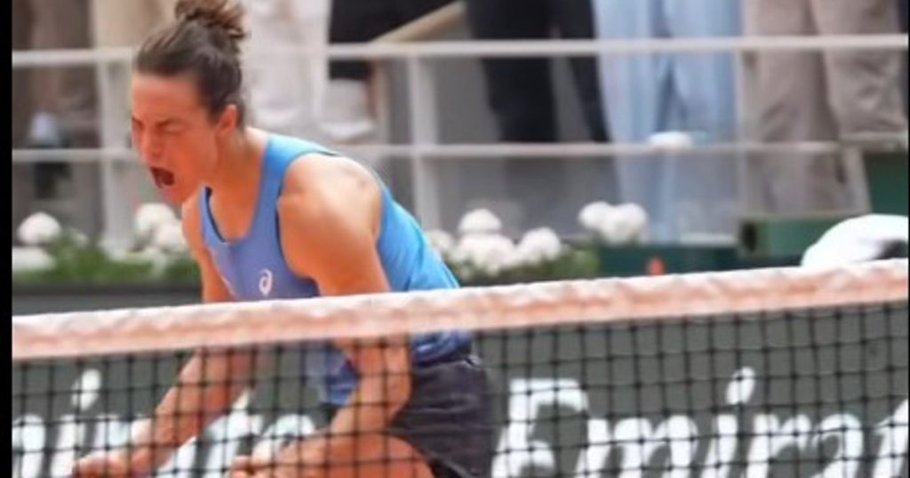 The miracle continues at Roland Garros. Lois Boisson fighter is in the semifinals of Parisian tournament