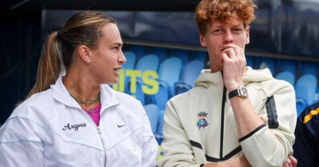 Video Jannik Sinner, kidnapped by Aryna Sabalenka on London grass: "You're stronger than me"