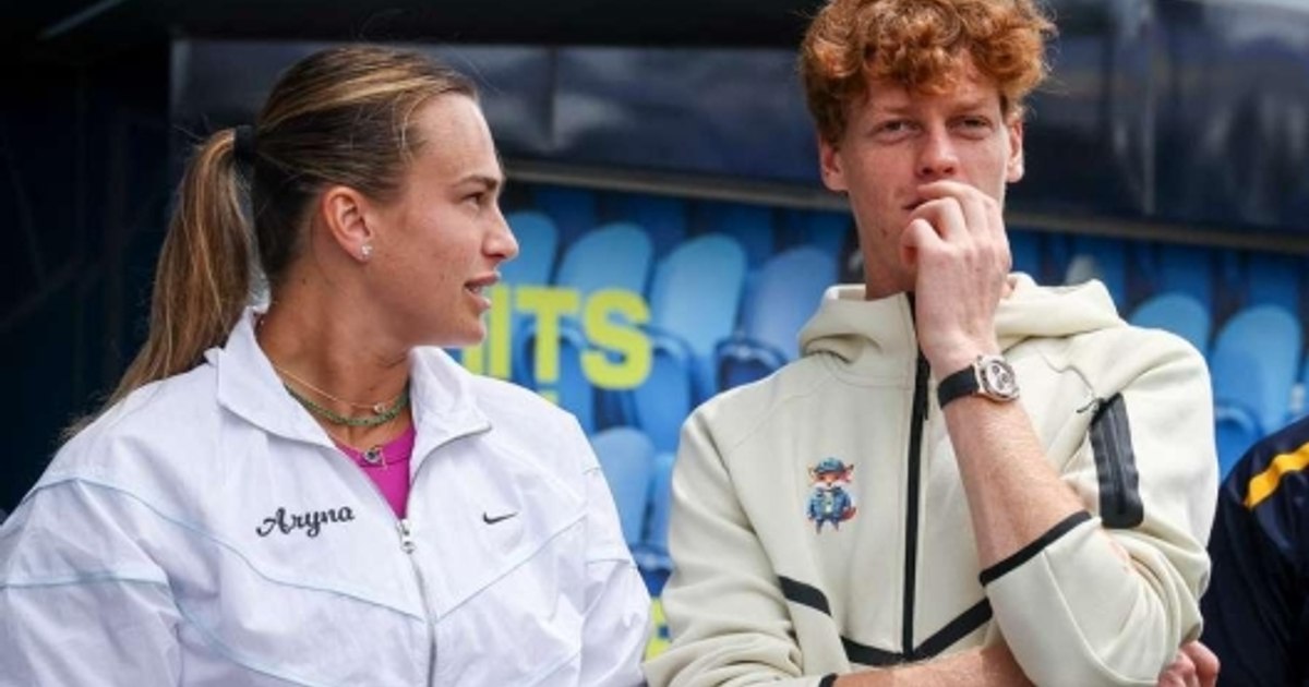 Video Jannik Sinner, kidnapped by Aryna Sabalenka on London grass: "You're stronger than me"