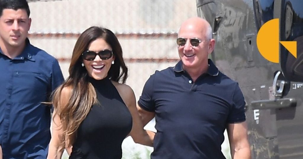 Video activists protesting with Jeff Bezos's wedding, forcibly raised in Venice