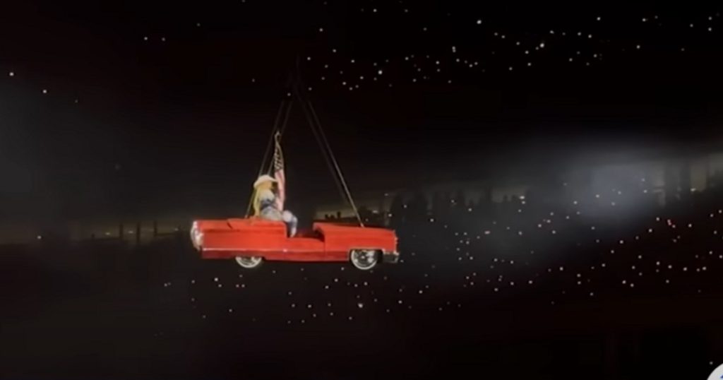 Video frightening moments for Beyonce during a concert. The artist, lowered by emergency from a suspended platform