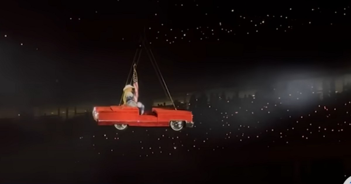 Video frightening moments for Beyonce during a concert. The artist, lowered by emergency from a suspended platform