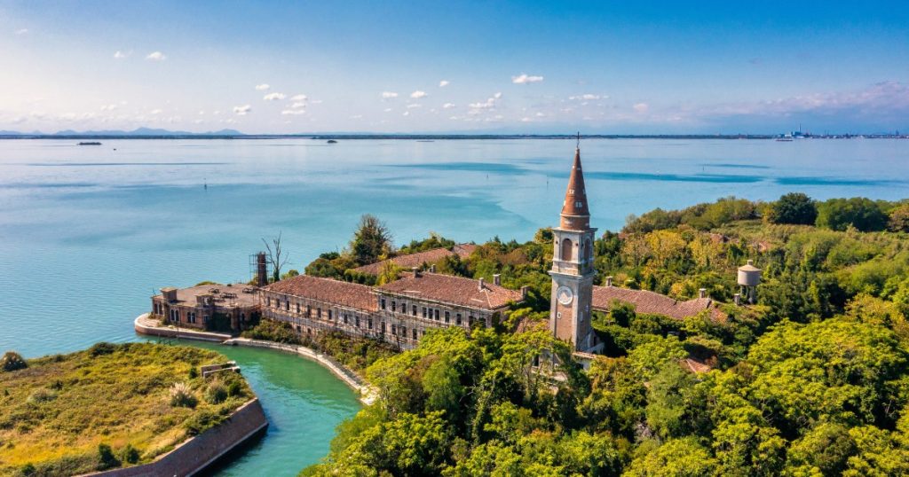 Video island with thousands of bodies, forbidden to tourists. The discovery made by two youtubers: "It is so full of dark history"