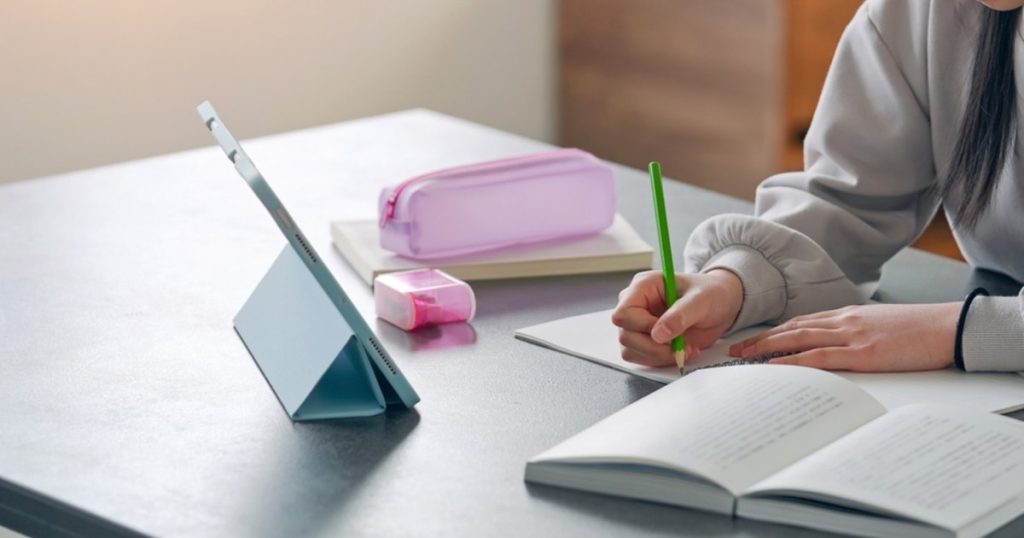 When the autumn session of the 2025 baccalaureate exam takes place. What can the students do a single sample