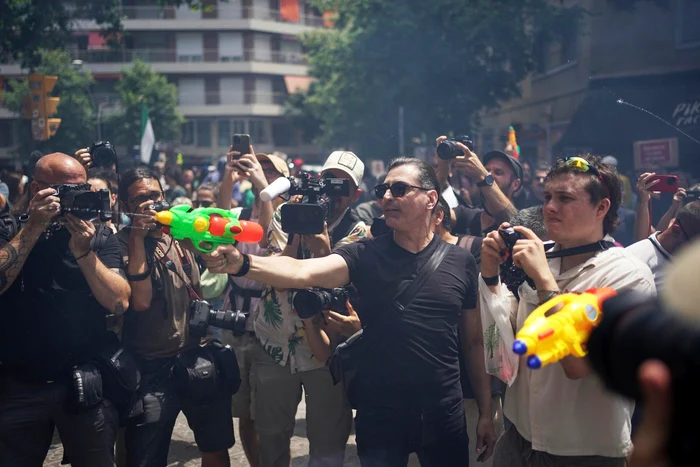 Tourists sprinkled with water pistols by locals in Barcelona Photo Profimedia