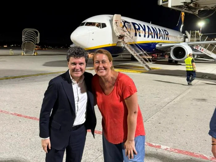 Nicusor Dan and a Romanian in the same Facebook PNG photo flight