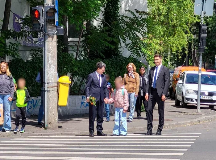 Nicușor Dan, surprised, after the elections, on the way to school. Photo: Theodor Vasile