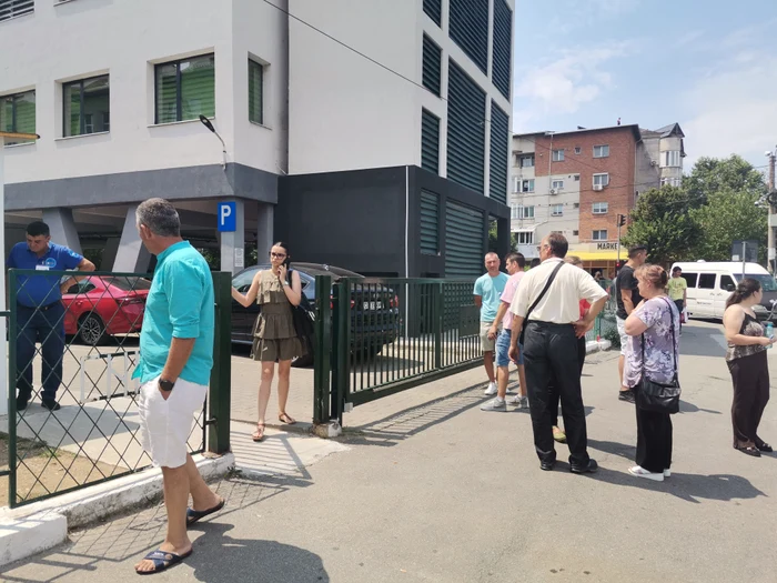 The candidates waited for them to exit the exam room relatives and friends: Alina Mitran