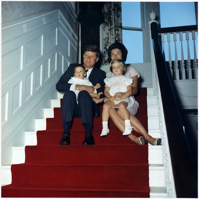 Spouses John F. and Jackie Kennedy with children at the White House in the 60s Photo Wikimedia Commons