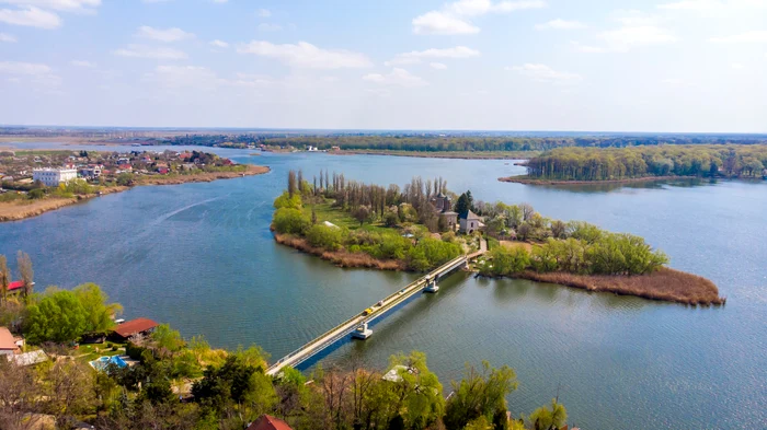 Deck over nature. Photo: Shutterstock