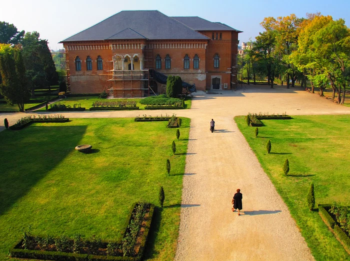 The Mogoșoaia Palace and its quiet garden. Photo: Shutterstock
