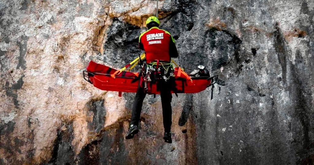 A woman was caught under two boulders, on the Pietrele Valley in the Bucegi Mountains. The victim was taken over by a SMURD helicopter