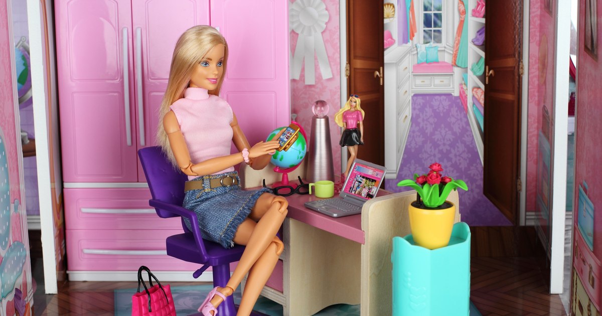 Barbie controversy analysis with artificial intelligence. A psychologist explains the moment when the danger occurs