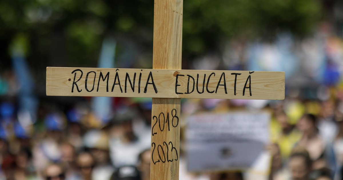 Chaos in education. The unions talk about the merging of 700 schools, the candidates from the degree are thinking if they are presented