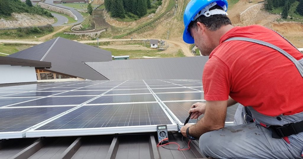 Households can benefit from battery technology. Energy independence becomes more and more accessible