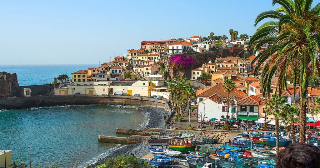 How much Romanians spend on exotic holidays and what destinations do they prefer