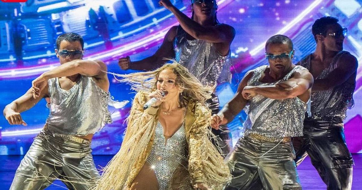 Jennifer Lopez shines in the "Up All Night" tournament in outfits that redefine stage glamor