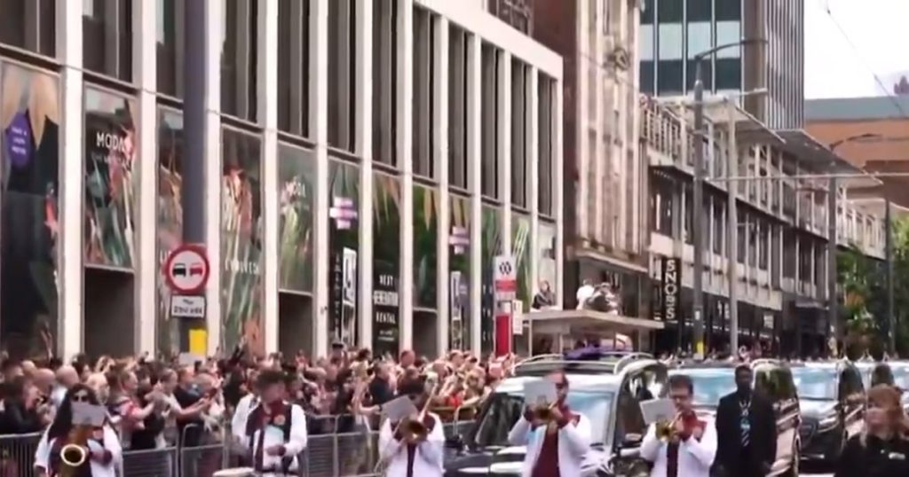 Ozzy Osbourne, driven on the last road in Birmingham, his hometown. Thousands of people participated in procession