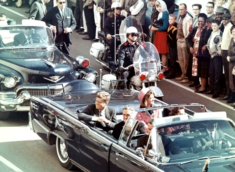 President John F. Kennedy in the limousine, in Dallas, a few minutes before the assassination (© Wikimedia Commons)