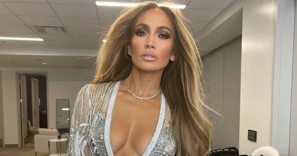 Photo pictures with Jennifer Lopez, accommodated at a luxury hotel in Bucharest: incident at the rotary door. The artist wanted to sing in front of the People's House