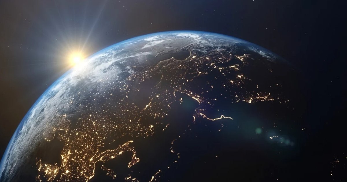 The axis of rotation of the Earth moved with 80 centimeters. What is the cause and what scares scientists