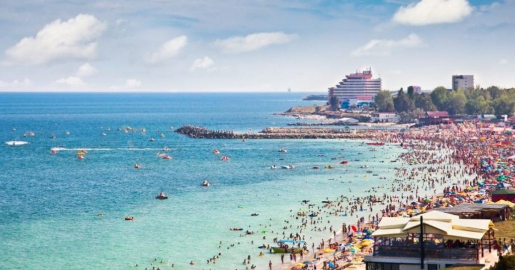 The manelist coast drives tourists with the music given to the maximum in the speakers: "The capital of the peasantry and manele"