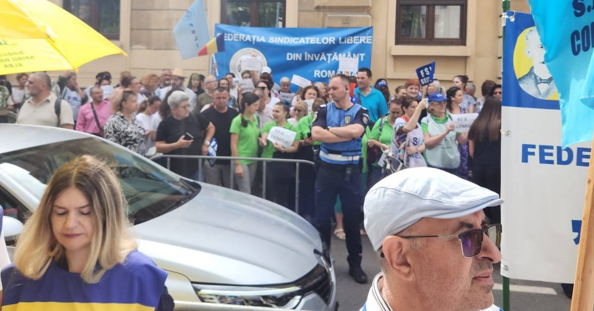Trade unionists protest the next day in a row in front of the Ministry of Education and ask the resignation of Minister David