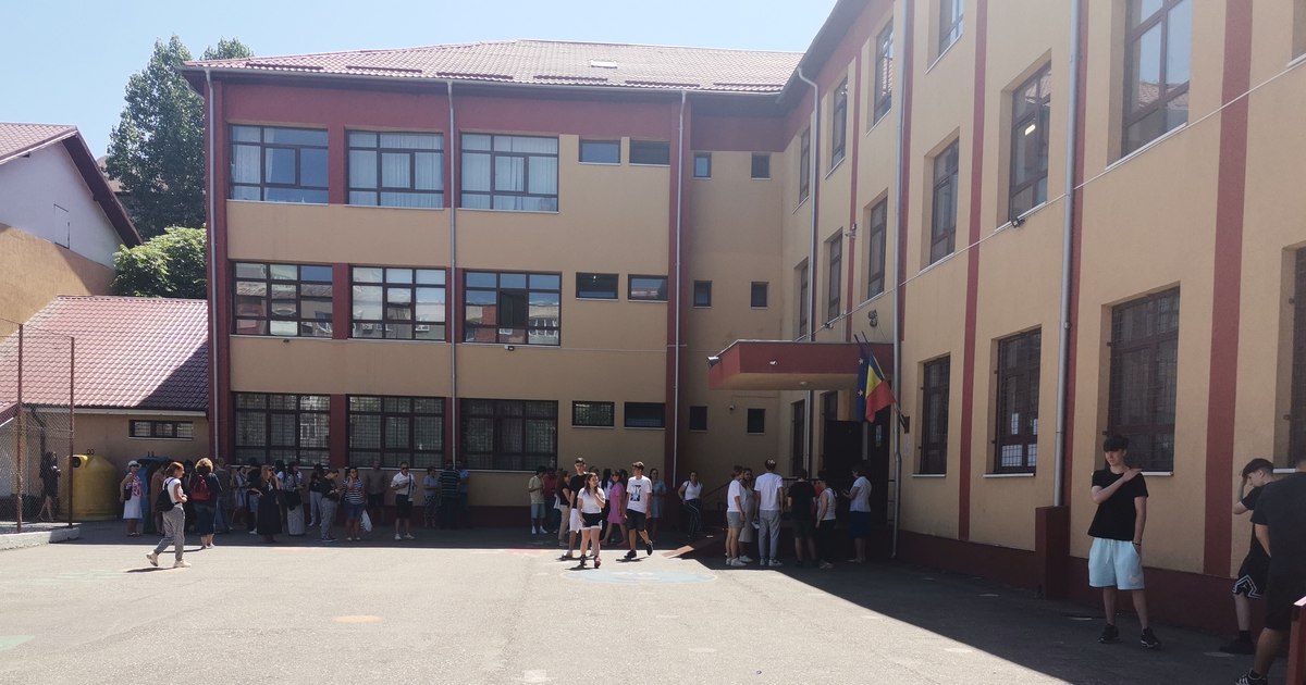 Video National Assessment 2025. What topics were given in mathematics: student: "easier than simulation". Teacher: "Take 7.50 without too much effort"