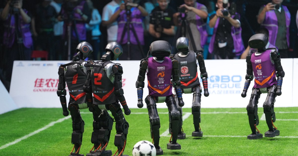 Video Premiere in China: The first football match between humanoid robots controlled by artificial intelligence