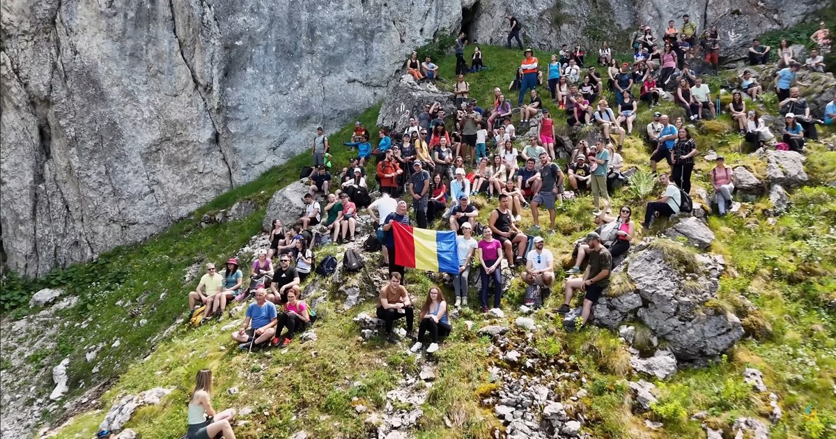 Video from North Korea to Piatra Craiului. How two Romanian vloggers created, without wanting, the largest community hiking event