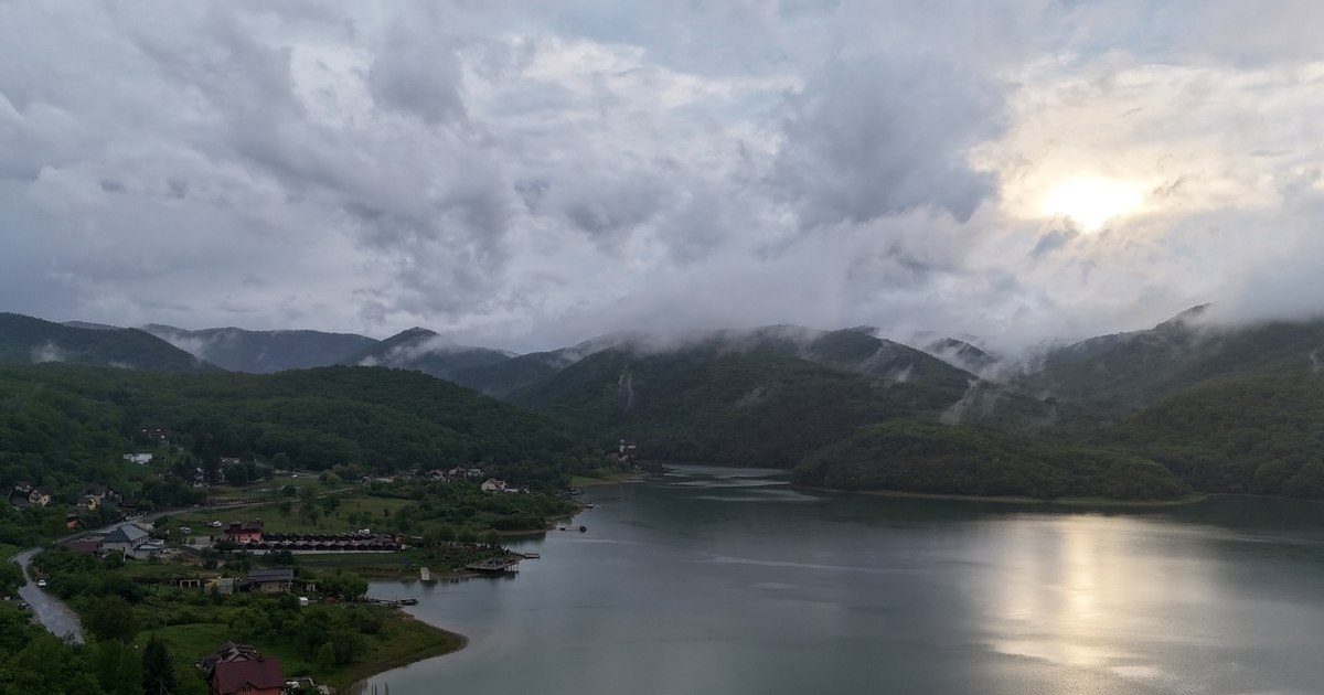 Video the superb lake in western Romania bypassed by Romanians. The place where legends with UFOs, monsters and curses were born