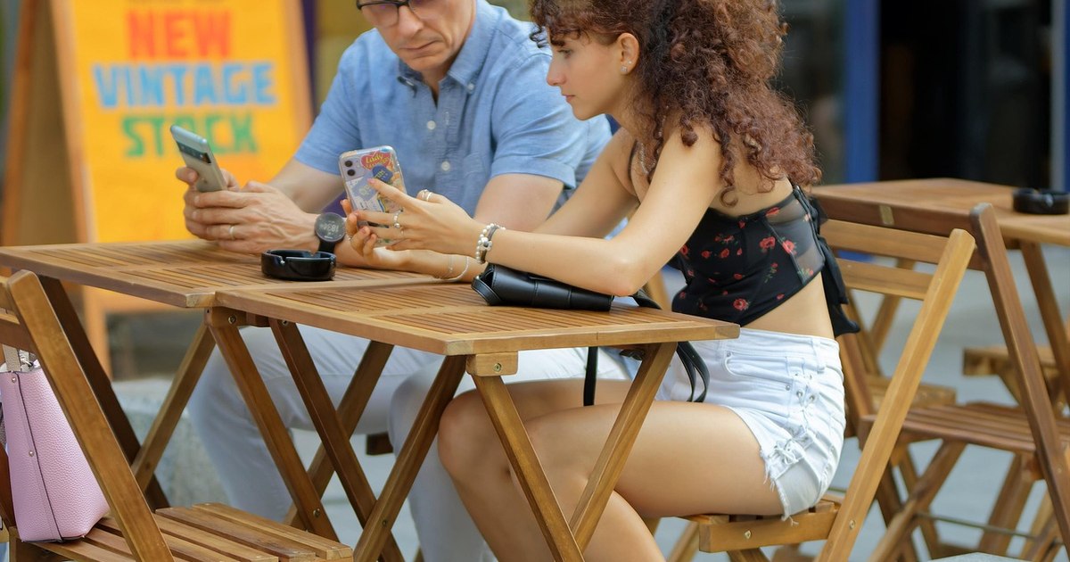 What we throw, breathe others. Why should we not change our phone often and what happens to unreaded devices