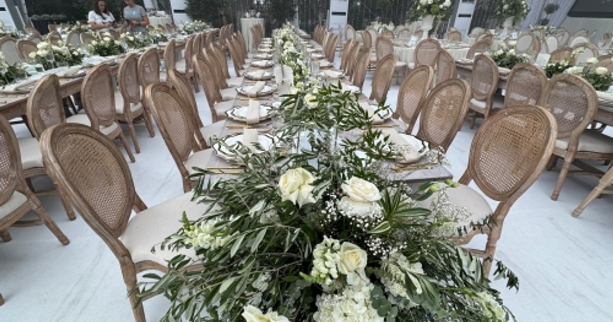 Who ate guests at Kira Hagi's wedding with Greek Thomas Ferfelis. The party took place in the restaurant administered by the bridegroom