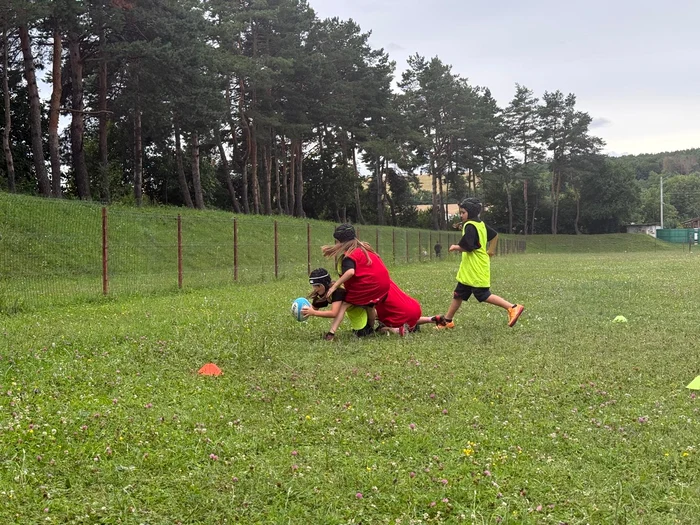 Fierce fight for oval balloon