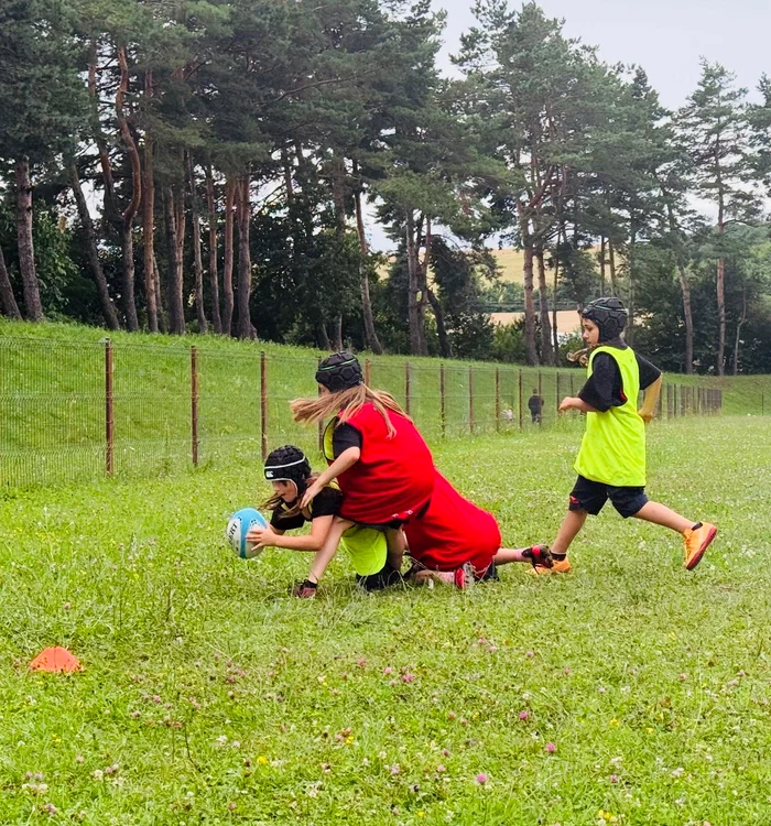 Fierce fight for possession between little girls