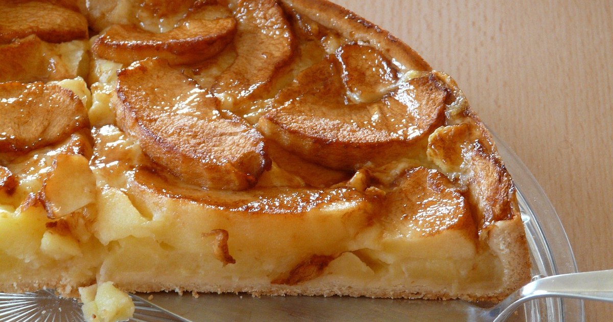 Autumn cake conquering by aroma: apples, cinnamon and an unexpected ingredient