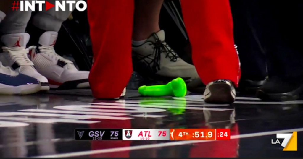 Crazy Fashion Video affects US female basketball: spectators throw in the field with sex toys