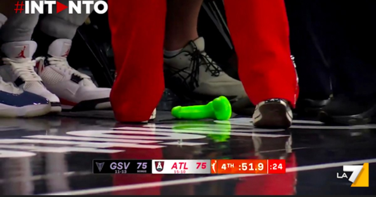 Crazy Fashion Video affects US female basketball: spectators throw in the field with sex toys