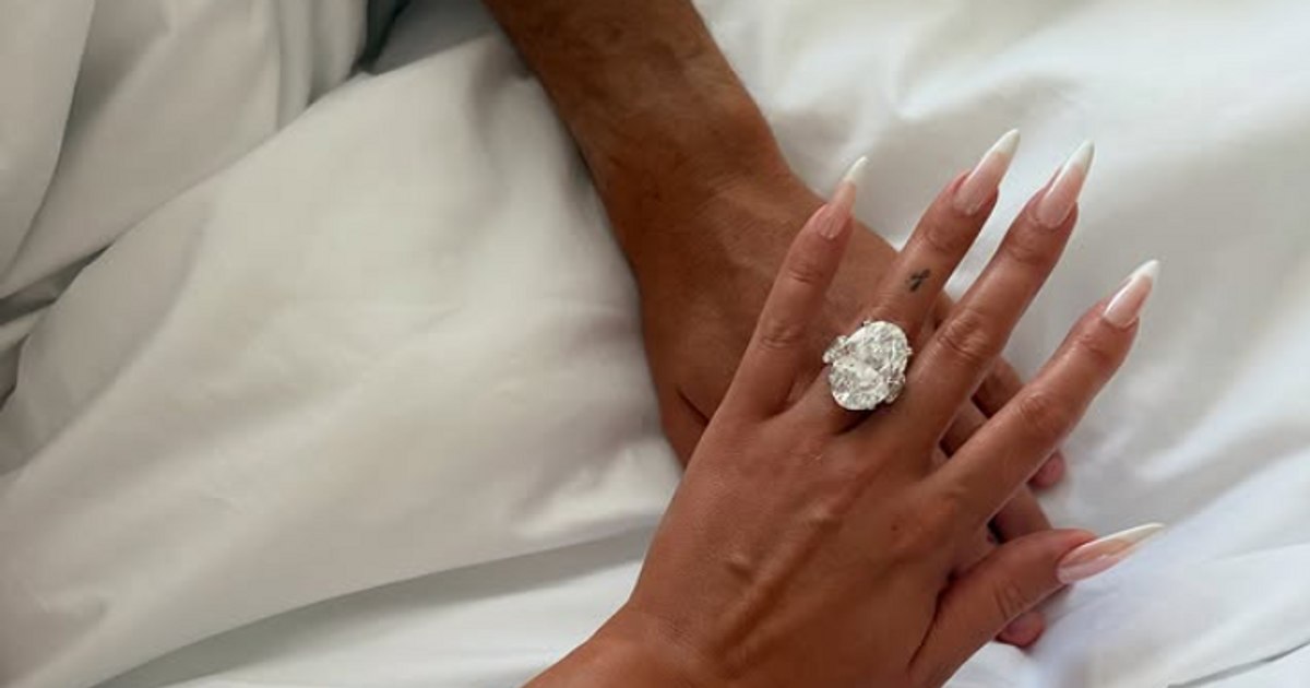 Cristiano Ronaldo gets married. Georgina Rodríguez said "Yes, I want". What does the engagement ring look like with a huge diamond