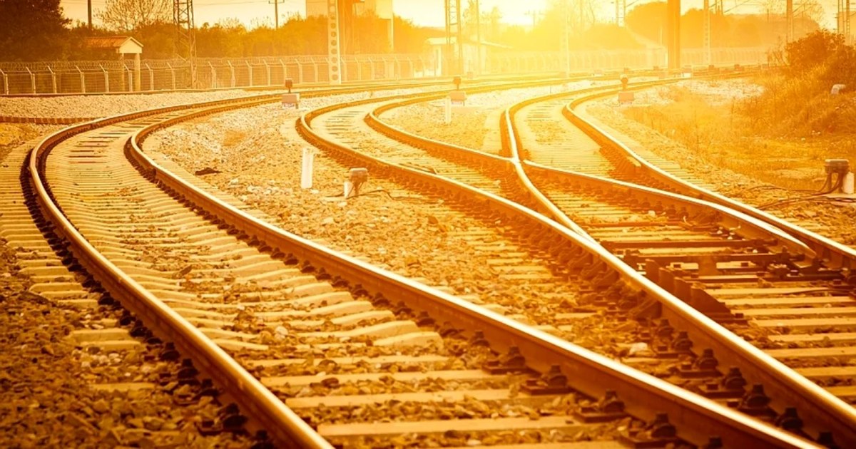 Experiment on 500 bus, where trains run with restrictions. Railway rails could be painted in white