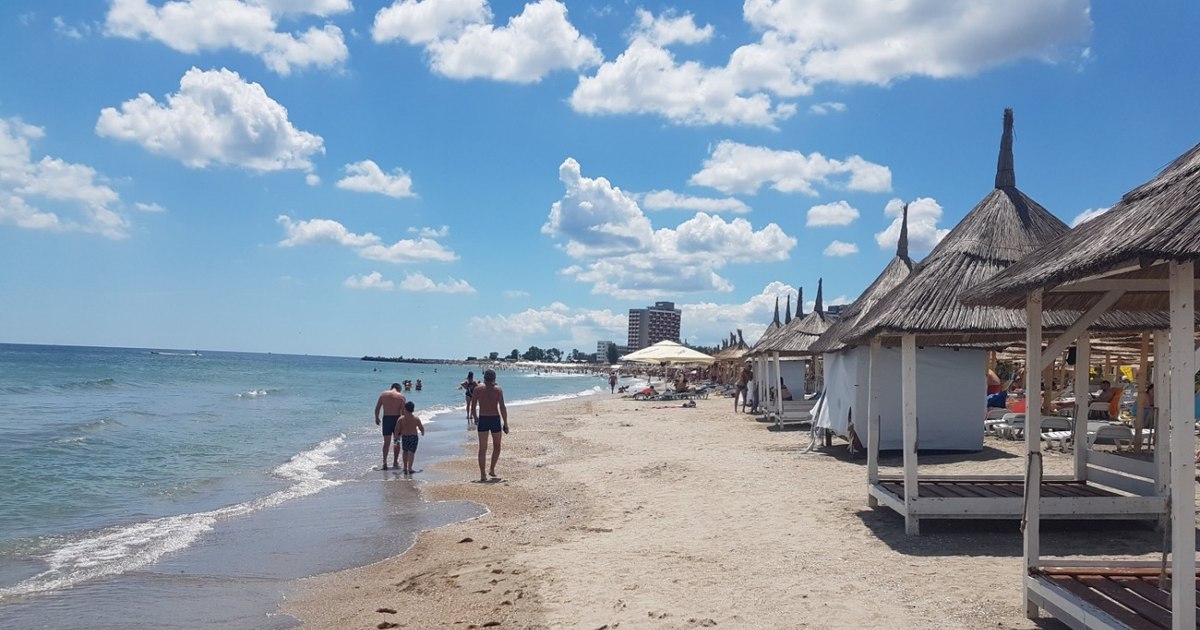 Failure coast: The patrons cry, the Romanians run away with their eyes. "Seed shells and corn cocoons on the sand, manele in speakers"